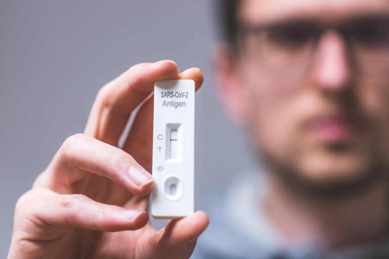Letos dřív než loni. Na Evropu se podle exministra Prymuly valí letní vlna koronaviru 1 covid test3