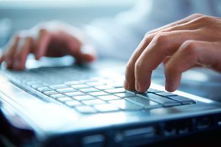 Kvůli útoku na Ukrajinu bylo zablokováno osm dezinformačních webů. Mezi nimi je například i Hájkův Protiproud