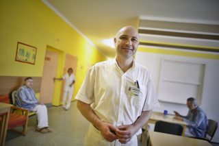 Elektrošoky jako léčba deprese. Psychiatr Kolomazník: Jeden elektrošok je lepší než hrst prášků, a to i pro depresivní těhotné ženy