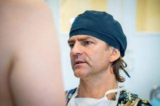 Lékař Kment: Prsa dokážeme zvětšit i tukem z jiné částí těla. Liposukce však dle něj nenahradí cvičení