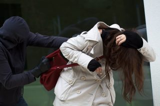 Rvačka v Berlíně kvůli roušce má nakonec jinou příčinu, než informovala policie. Napadená promluvila