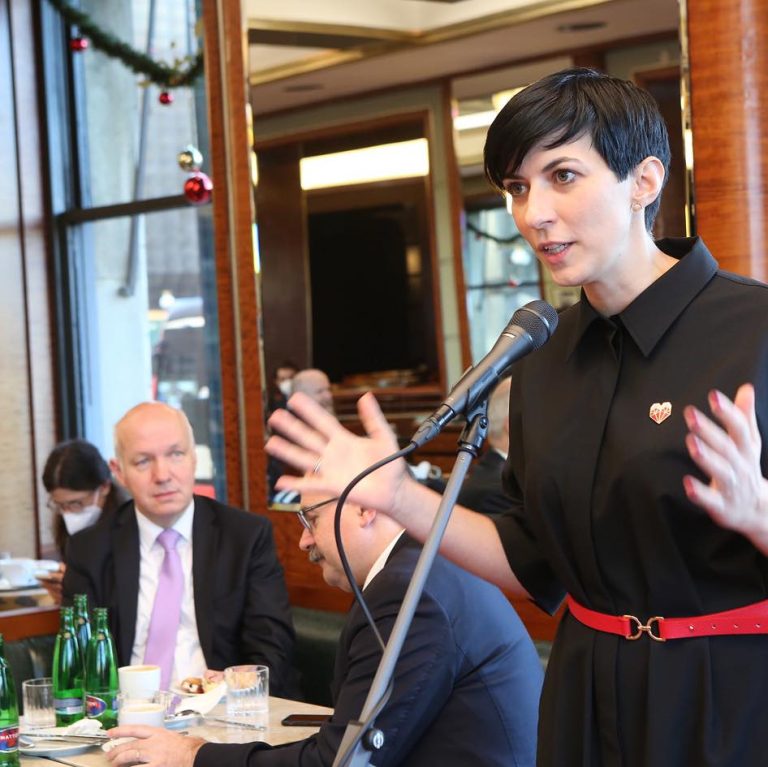 Další hádka v přímém přenosu: Pekarová se pustila do Schillerové kvůli dvěma milionům za její prezentaci na sociálních sítích. Co všechno jí vyčetla? 1 pekarova