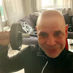 Všichni chceme být zdraví a žít plnohodnotné životy. „Vláda nám ale hází klacky pod nohy,“ říká muzikálový zpěvák Pošta
