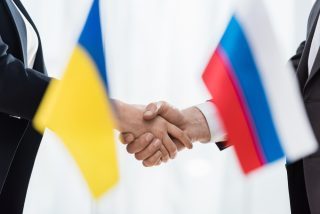 Putin vyzval EU k nátlaku na Kyjev kvůli humanitárnímu právu. První autobusy koridory projely, zatím jen ze dvou měst