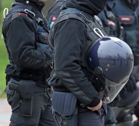 Demonstrace před Sněmovnou byla vyostřená. Policie nasadila těžkooděnce a zadržela šest lidí. Organizátor demonstrace řekl, co si myslí o novém pandemickém zákonu