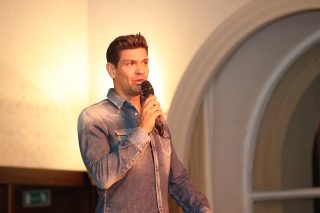 „Zoufalí lidé dělají zoufalé věci,“ říká moderátor Petr Vojnar k šibenici před Sněmovnou