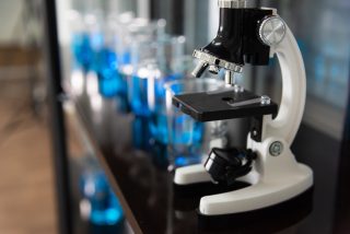 Britská studie odhalila 115 příznaků dlouhotrvajícího covidu. Podle epidemiologa Höniga budeme nemoc ještě dlouho poznávat