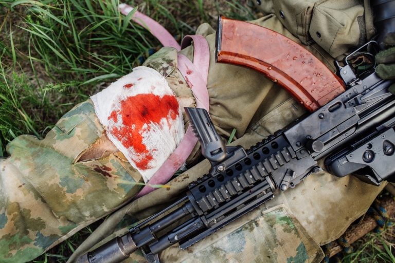 Zvěrstva Ukrajinců ve válce: Ukazuje se, že nejenom Rusové páchají nelidské činy 1 zraneny vojak