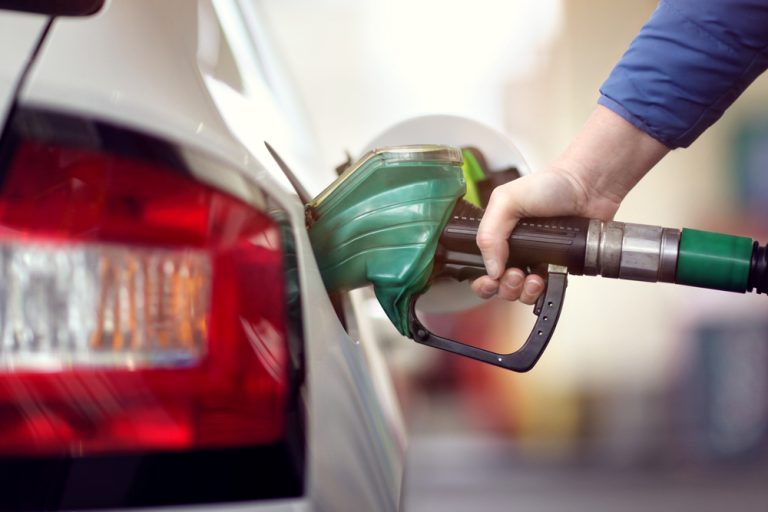 Vláda schválila snížení spotřební daně na naftu a benzín. Dočasné opatření bude platit od června 1 benzin tankovani inflace