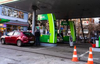 Ropa je levnější než před válkou, situace na pumpách tomu ale neodpovídá. Co s tím bude dělat naše vláda?