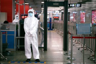V Šanghaji i přes tvrdý lockdown nadále sílí epidemie covidu. Rozkolísat to může už tak napjaté světové trhy
