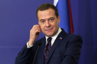 Medveděv pochválil Američany za rozhodnutí neposlat Ukrajině salvové raketomety. Přesto Západu dál vyhrožuje