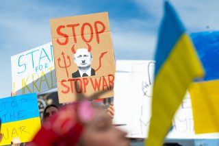 Někteří Rusové dál protestují proti válce na Ukrajině. Hrozí jim přitom zatčení