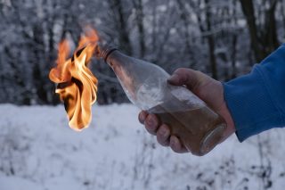 VIDEO: Odpor vůči Putinovi v Rusku sílí. Muž se pokusil hodit přes zeď jeho sídla Molotovův koktejl