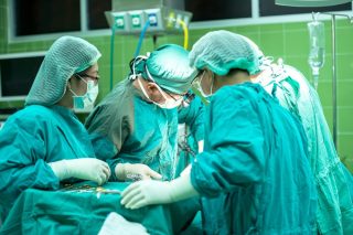 Zdravotníci na Ukrajině potřebují pomoc. Mají desítky hodin přesčasů a chybí jim důležité léky