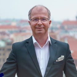 Podzim nás může nehezky překvapit, covid se vrátí, říká poslanec a lékař Tom Philipp
