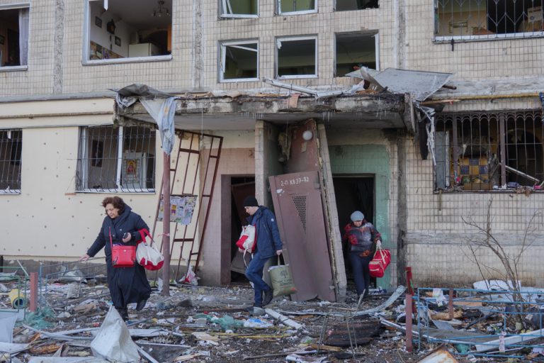 Vraždění civilistů v ukrajinské Buči je válečný zločin, shodla se Sněmovna 1 ukrajina bombardovany dum