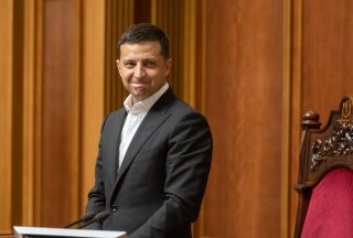 Ukrajinská města Kyjev a Žitomir čelila masivnímu ostřelování. Útoku na Zelenského se podařilo zabránit