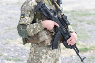 Ukrajinci prověří video, ve kterém mají být ruští zajatci stříleni do kolen