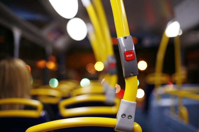 Uprchlíci z Ukrajiny si hromadnou dopravu na Zlínsku platí sami. Pro kraj je prý prioritou zajistit lidem nouzové bydlení a potřebnou péči 1 autobus