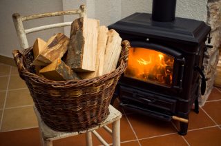 O dřevo a uhlí je velký zájem. Kvůli rekordním cenám plynu někteří lidé ani nezapnou nové kotle