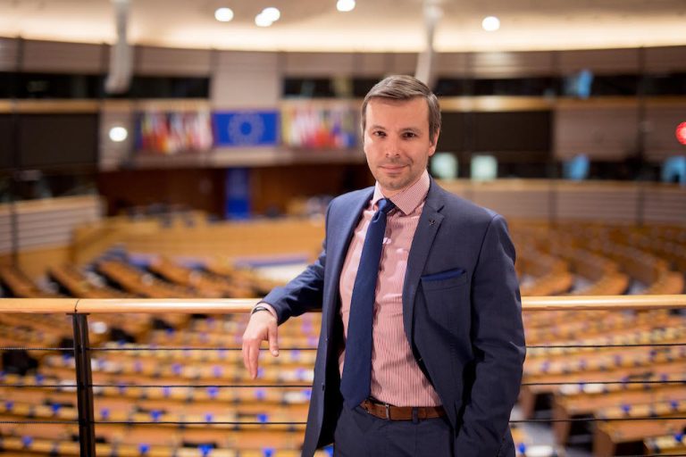 „Systémy na detekci emocí mohou zachytit vaše reakce a poslat je na personální oddělení,“ varuje europoslanec Kolaja 1 kolaja