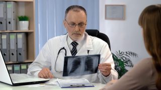 ,,Riziko přenosu tuberkulózy se kvůli Ukrajincům nezvýší,“ říká doktor Wallenfels