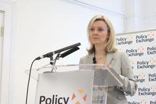 Británie má novou premiérku. Borise Johnsona nahradí ministryně zahraničí Liz Trussová. V úterý ji jmenuje královna Alžběta II