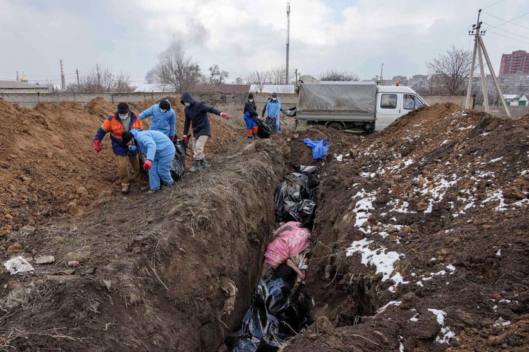 Děsivá realita: Ukrajinská armáda našla na dobytých územích věci, které si nedokázal ani ve snu nikdo představit 1 mariupol hroby