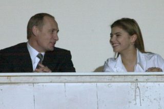 Putinova milenka žije bez omezení. Ze sankčního seznamu byla vyškrtnuta na poslední chvíli