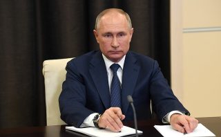 Putin není v pořádku. Záběry ze mše podporují domněnku o Parkinsonově chorobě