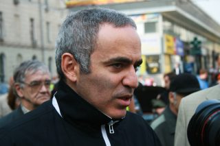 Kasparov: Ruská společnost musí pochopit, že válka na Ukrajině je prohraná. Pak podle něj může nastat pád Putinova režimu