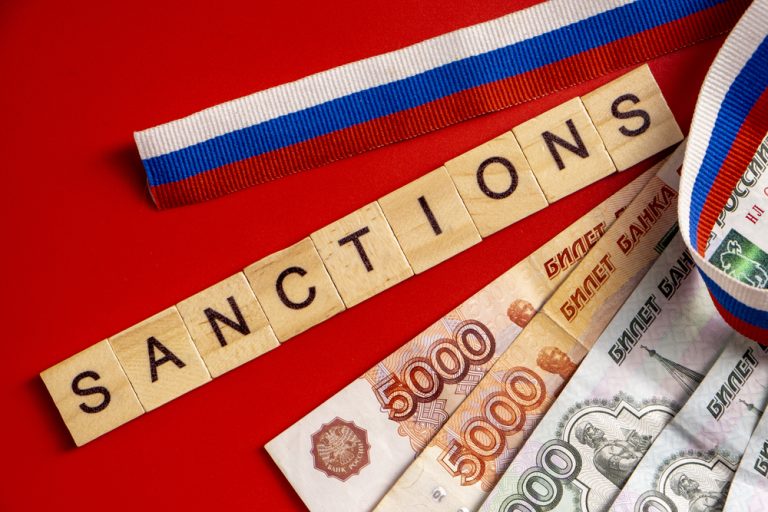 Rusko bankrotuje. Podle ratingové agentury se z krize může dostávat i desítky let 1 sankce rusko