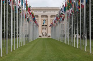 OSN vyzývá Putina k dodržování lidských práv. Satelitní snímky odhalily další masové hroby na Ukrajině