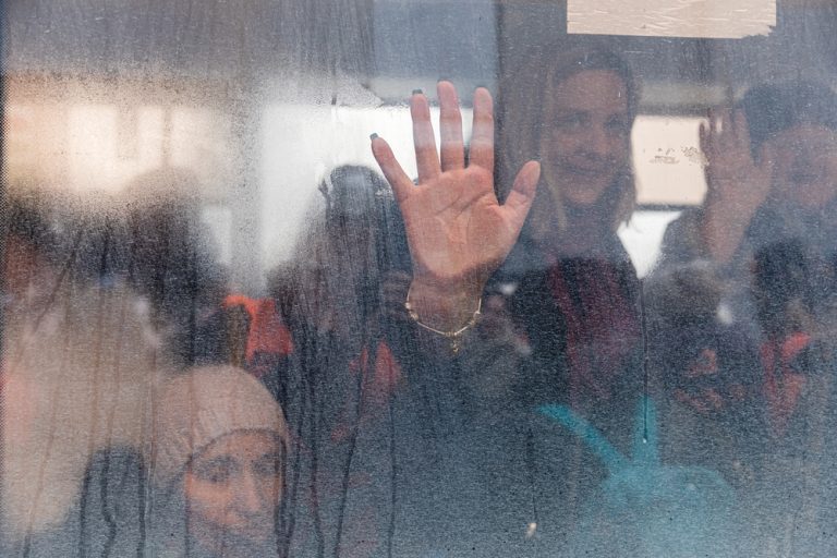 Konec dávkové turistiky. Sněmovna schválila přísnější pravidla pro uprchlíky z Ukrajiny. Peníze už nebude dostávat každý 1 ukrajina uprchlici ruka sklo