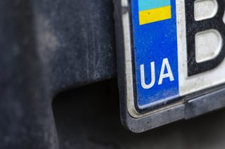 Ukrajinským řidičům pokuty za parkování policie většinou nedává, nemá je totiž jak ověřit. Pražský magistrát tyto případy odkládá