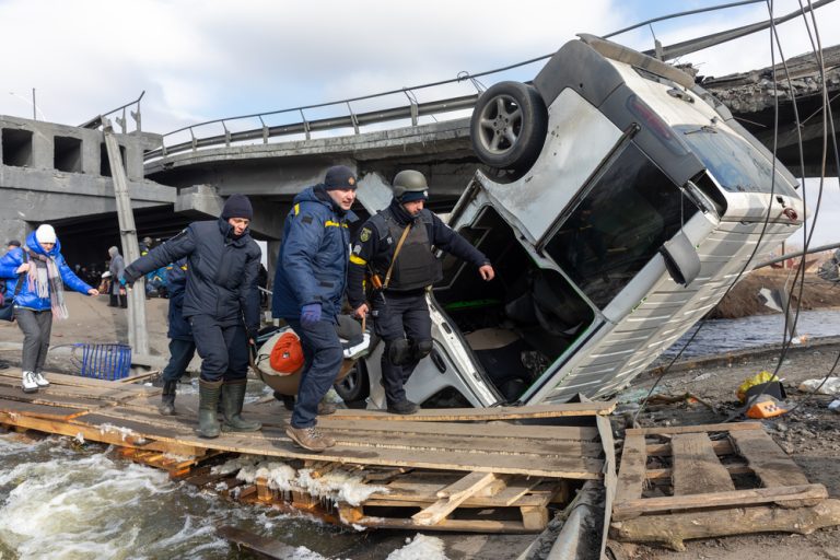Válka na Ukrajině brzy vstoupí do šestého měsíce. Rusko podle odhadů ztratilo už 60 tisíc vojáků 1 valka ukrajina auto most