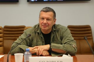 Ruský propagandista obvinil Čechy z podpory nacismu. „Je to pro Rusy běžné,“ říká politolog