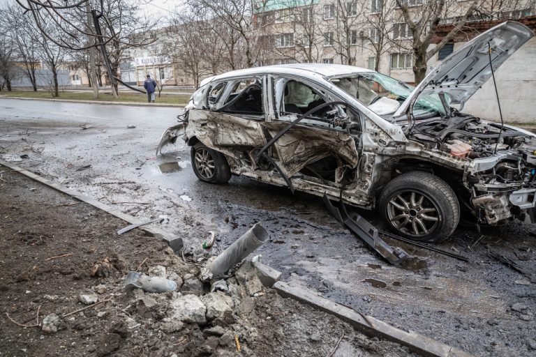 „Váhání USA s dodávkami těžkých zbraní způsobilo zkázu v Mariupolu,“ zaznělo od ukrajinské poslankyně 1 zniceny mariupol auto