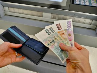 Češi kvůli inflaci přestali utrácet. Kupují například méně oblečení nebo obuvi