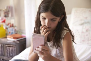 Sociální sítě jako nebezpečné „hřiště“. Trávení volného času na internetu může negativně ovlivnit mentální zdraví dětí