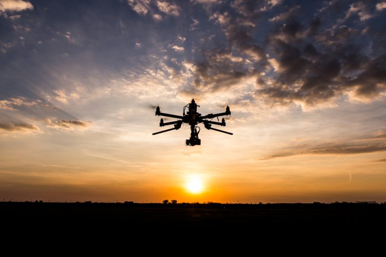 Drony by mohly pomoci vyhrát válku na Ukrajině. Rusko podle expertů zaostává hlavně v technice 1 dron obloha