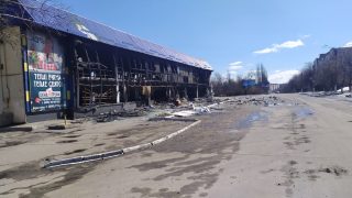 Život uprostřed ruin. Některá ukrajinská města jsou srovnaná se zemí, lidé tam ale zůstávají