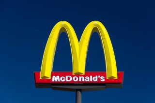 Moskva má náhradu za McDonald’s. Jak vypadá? Začerněné logo a doprodej březnových zásob