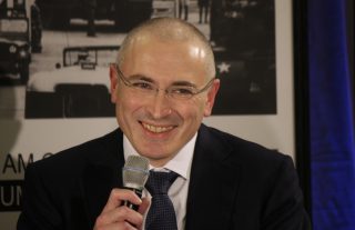 „Rusko nepotřebuje prezidenta,“ prohlásil podnikatel Chodorkovskij. Kvůli Putinovi se koná tajná konference