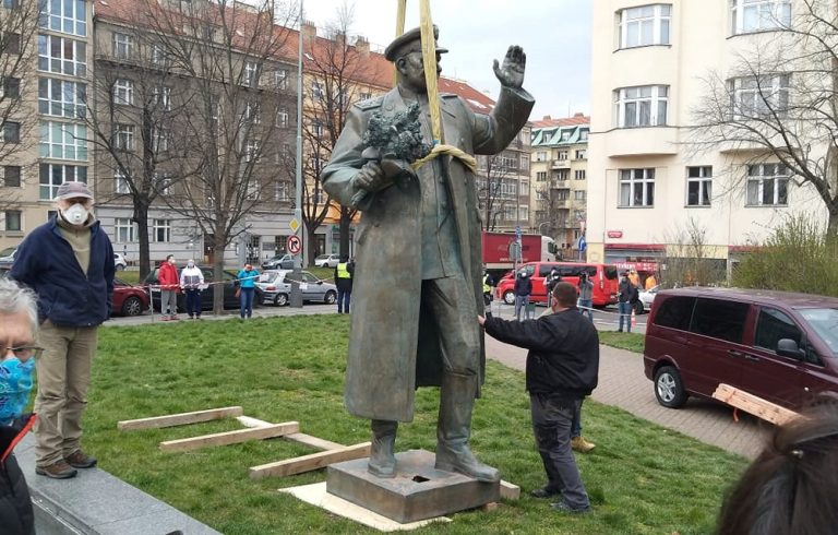 Koněvovi odeberou čestné občanství hlavního města Prahy. S návrhem přišel primátor Zdeněk Hřib 1 odstraneni sochy koneva