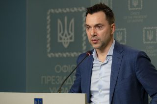 Poradce Zelenského poslal Kissingera do patřičných míst. Reagoval tak na výzvu, aby se Ukrajina vzdala části území