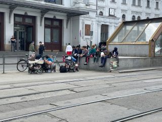 Veřejnost i politiky znepokojují uprchlíci, kteří táboří na nádraží v Praze. Válek chce, aby se přesunuli mimo město