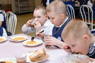Školní jídelny jsou kvůli zdražování v problémech. Musí se vejít do 45 korun na porci