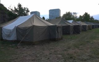 Stanové městečko pro uprchlíky z hlavního nádraží v Praze již stojí